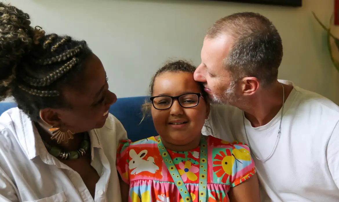 Cris e Guto aprenderam a viver a rotina de cuidados da filha Flora/Wilson Dias/Agência Brasil Cris e Guto aprenderam a viver a rotina de cuidados da filha Flora/Wilson Dias/Agência Brasil