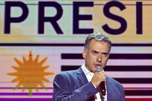 O presidente eleito do Uruguai, Yamandu Orsi, da coalizão Frente Amplio, faz seu discurso de vitória após o segundo turno das eleições presidenciais/Crédito: Santiago Mazzarovich / AFP O presidente eleito do Uruguai, Yamandu Orsi, da coalizão Frente Amplio, faz seu discurso de vitória após o segundo turno das eleições presidenciais/Crédito: Santiago Mazzarovich / AFP
