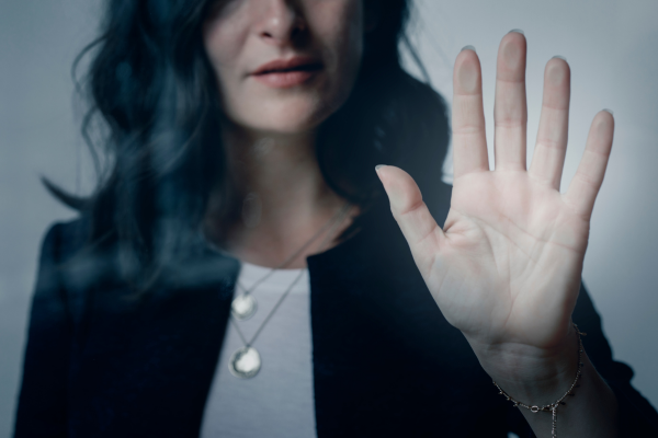 Muitas vítimas relataram que sofreram violência física, sexual ou psicológica antes de morrer/Crédito: Freepik Muitas vítimas relataram que sofreram violência física, sexual ou psicológica antes de morrer/Crédito: Freepik