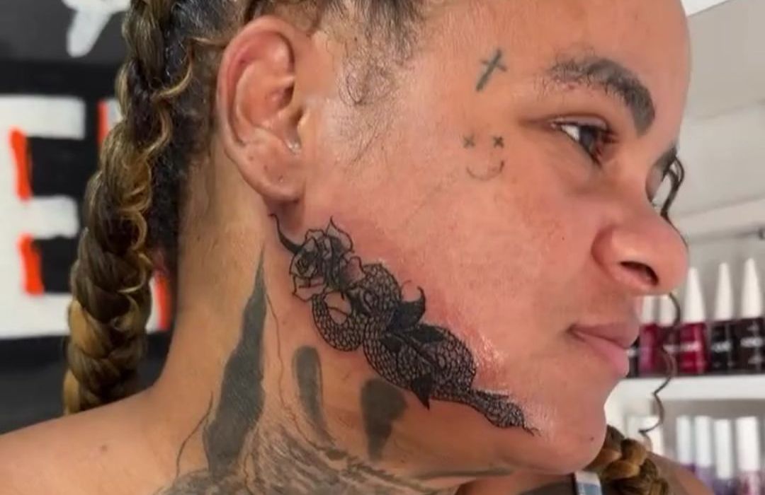 Andressa Boston cobriu o nome de Deolane Bezerra com o desenho de uma cobra/Foto: Reprodução/Redes Sociais