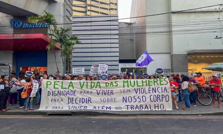 Os movimentos feministas convocaram toda comunidade para unir forças pelo direito à vida de todas as mulheres e para protestar contra um modelo de vida exploratório e opressor/Foto: Priscilla Melo/DP foto