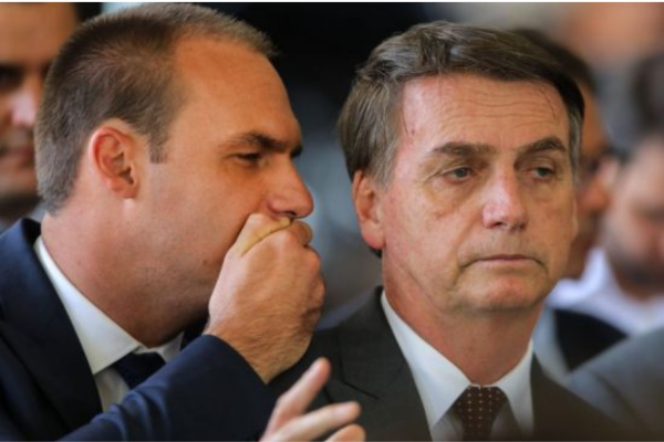 Eduardo com Bolsonaro: aliados afirmam que ex-presidente se lançará candidato e insistirá até o último momento/Crédito: Correio Braziliense Eduardo com Bolsonaro: aliados afirmam que ex-presidente se lançará candidato e insistirá até o último momento/Crédito: Correio Braziliense