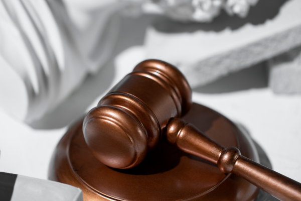 Grupo criminoso negociava valores em troca de decis&otilde;es favor&aacute;veis/Cr&eacute;dito: Freepik