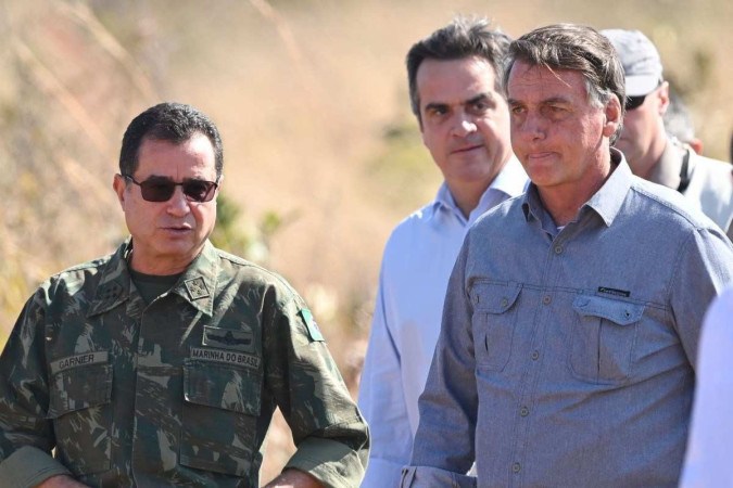 Nomeado por Bolsonaro, Garnier (esquerda) assumiu o comando da Marinha em 9 de abril de 2021, servindo até o fim do mandato/Evaristo Sa/AFP Nomeado por Bolsonaro, Garnier (esquerda) assumiu o comando da Marinha em 9 de abril de 2021, servindo até o fim do mandato/Evaristo Sa/AFP