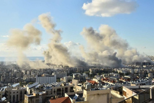 Colunas de fumaça sobre Beirute: intensificação da campanha militar a poucas horas da trégua/Crédito: Fadel Itani/AFP