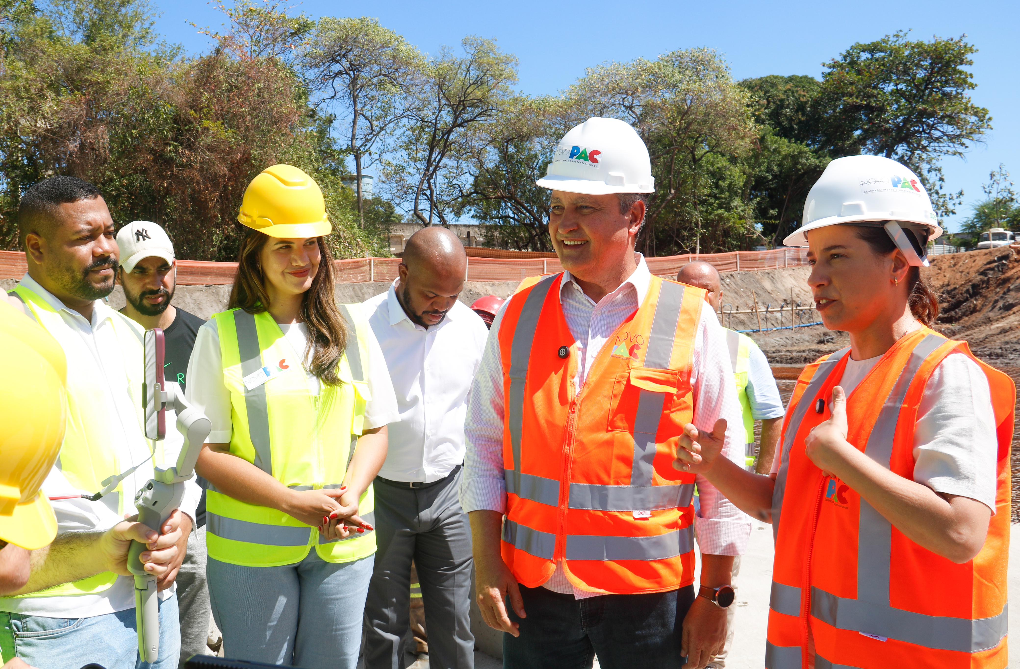 Raquel Lyra e Rui Costa vistoriam Canal do Fragoso, acompanhados pelo vereador Vinicius Castello (PT) e a prefeita eleita de Olinda, Mirella Almeida (PSD)