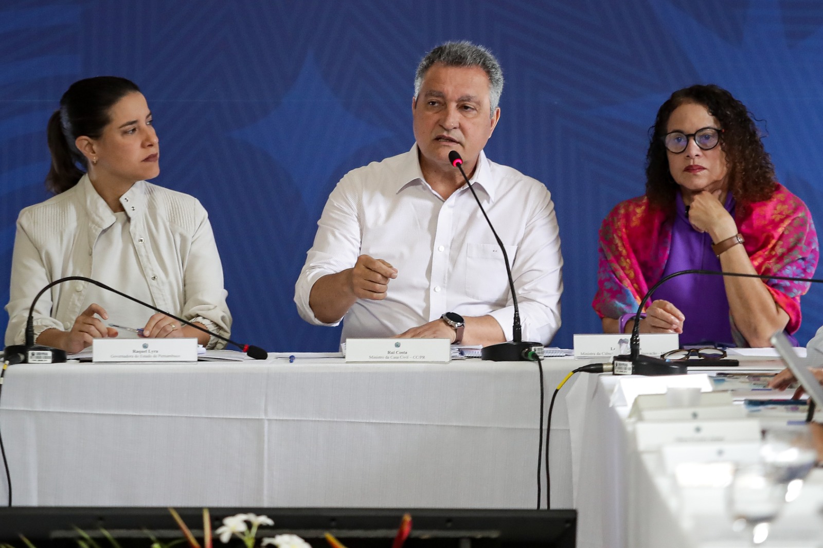 Governadora Raquel Lyra (PSDB) ao lado dos ministros Rui Costa (PT) e Luciana Santos (PCdoB)/Foto: Rafael Vieira/DP Foto