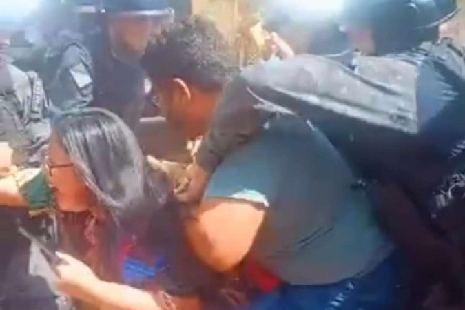PM dispara tiros de borracha e bombas de gás em protesto de indígenas por falta de água em reserva em MS/foto: Conselho Indigenista Missionário (Cimi) PM dispara tiros de borracha e bombas de gás em protesto de indígenas por falta de água em reserva em MS/foto: Conselho Indigenista Missionário (Cimi)