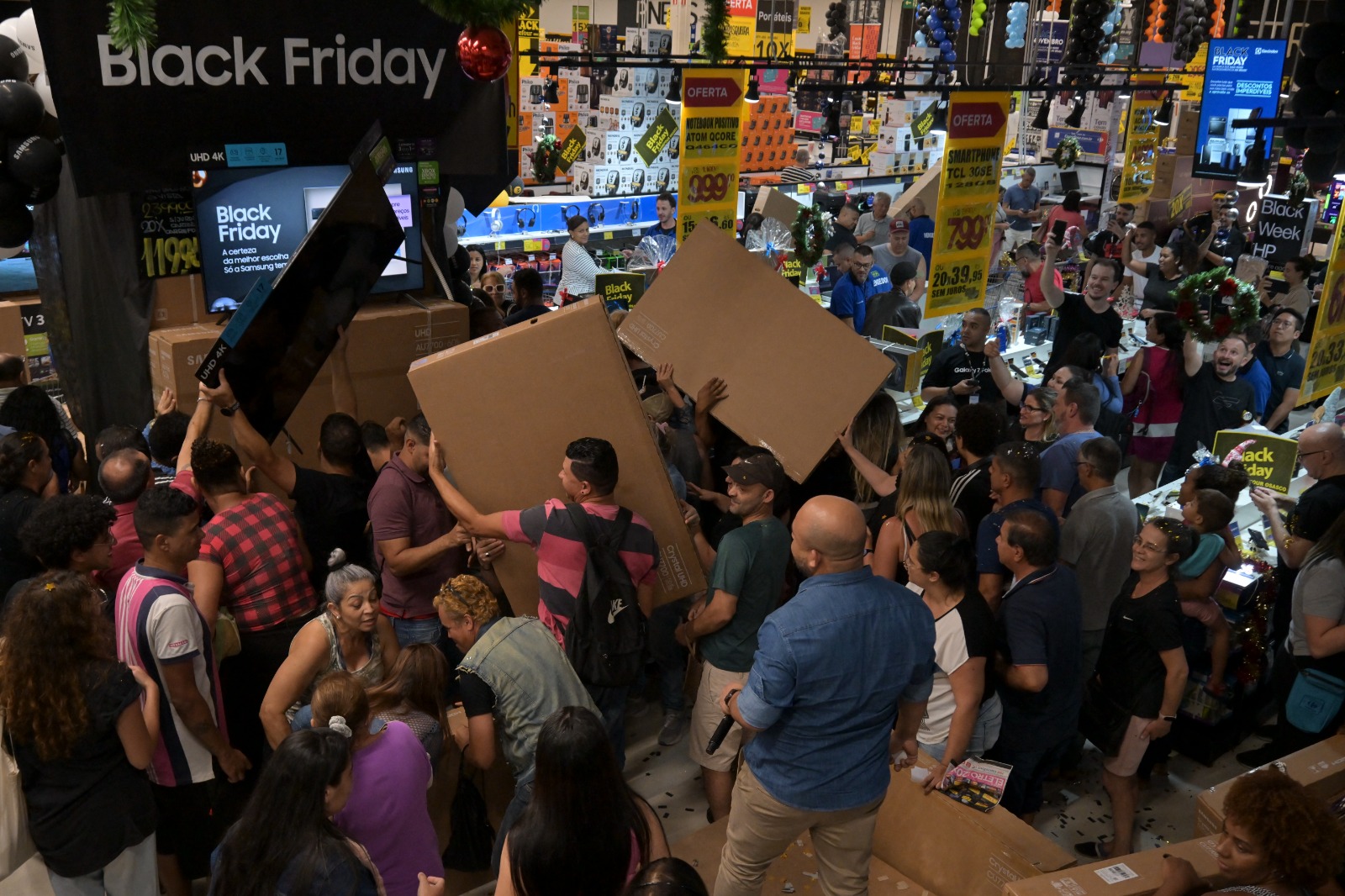 Levantamento aponta que 61% dos brasileiros têm intenção de comprar na Black Friday/Foto: NELSON ALMEIDA/AFP