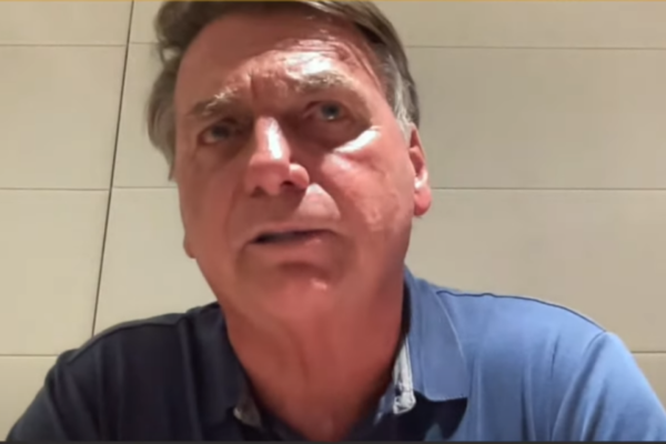 Bolsonaro e mais 36 pessoas foram indiciadas pela Polícia Federal por tentativa de elaboração de um golpe de Estado/Crédito: Revista Oeste/Youtube Bolsonaro e mais 36 pessoas foram indiciadas pela Polícia Federal por tentativa de elaboração de um golpe de Estado/Crédito: Revista Oeste/Youtube