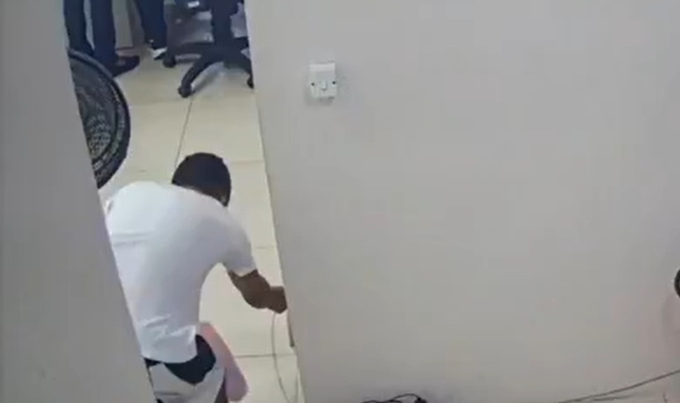 Homem tirou celular que estava carregando no IITB e lçevou/Foto: Redes Sociais Homem tirou celular que estava carregando no IITB e lçevou/Foto: Redes Sociais