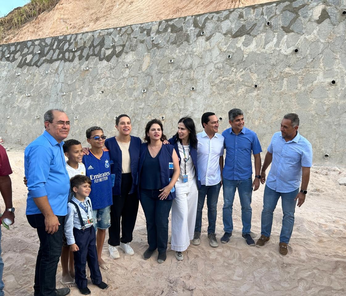Governadora visitou obras de contenção de encostas da área/Ricardo Dantas Barreto/DP Foto
