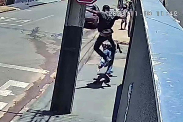 O crime aconteceu em 10 de novembro de 2023, no momento que a vítima andava em calçada do bairro/Créditos: Redes Sociais/Divulgação O crime aconteceu em 10 de novembro de 2023, no momento que a vítima andava em calçada do bairro/Créditos: Redes Sociais/Divulgação