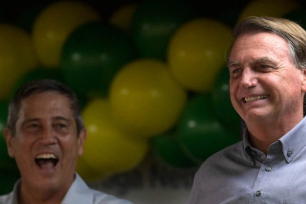 Braga Netto ao lado de Bolsonaro, o general foi candidato a vice na campanha derrotada em 2022 e agora se na mira da defesa do ex-presidente/Crédito: DOUGLAS MAGNO / AFP
