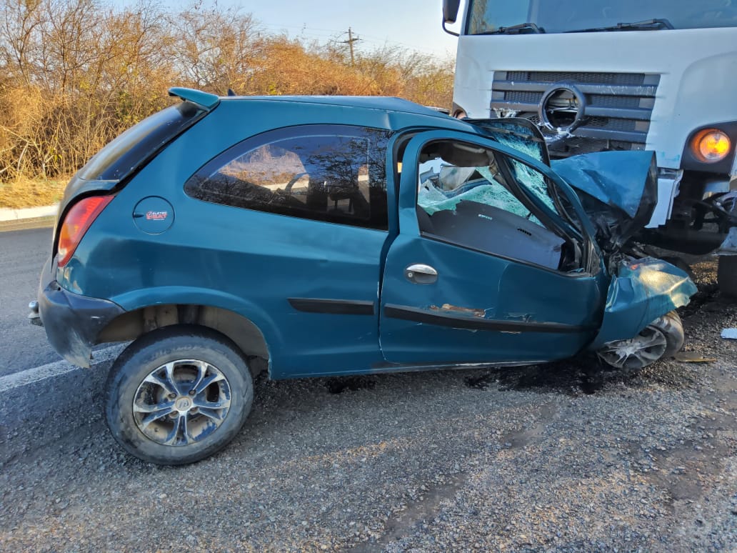 Automóvel ficou destruído ao bater em caminhão 