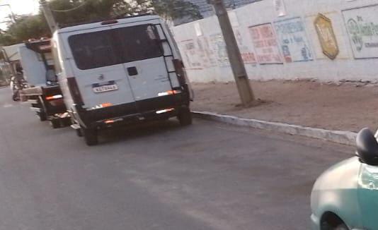 Van dirigida por condutor alcoolizado tentou fugir de blitz/Foto: PRF Van dirigida por condutor alcoolizado tentou fugir de blitz/Foto: PRF