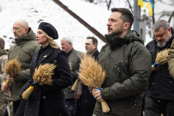 Nesta fotografia de distribuição tirada e divulgada pelo Serviço de Imprensa Presidencial Ucraniano em 23 de novembro de 2024, o presidente da Ucrânia Volodymyr Zelensky (D) e sua esposa Olena Zelenska (E) prestam homenagem às vítimas da fome de 1932-1933 no Museu Nacional do Holodomor/Crédito:UKRAINIAN PRESIDENTIAL PRESS SERVICE / AFP Nesta fotografia de distribuição tirada e divulgada pelo Serviço de Imprensa Presidencial Ucraniano em 23 de novembro de 2024, o presidente da Ucrânia Volodymyr Zelensky (D) e sua esposa Olena Zelenska (E) prestam homenagem às vítimas da fome de 1932-1933 no Museu Nacional do Holodomor/Crédito:UKRAINIAN PRESIDENTIAL PRESS SERVICE / AFP