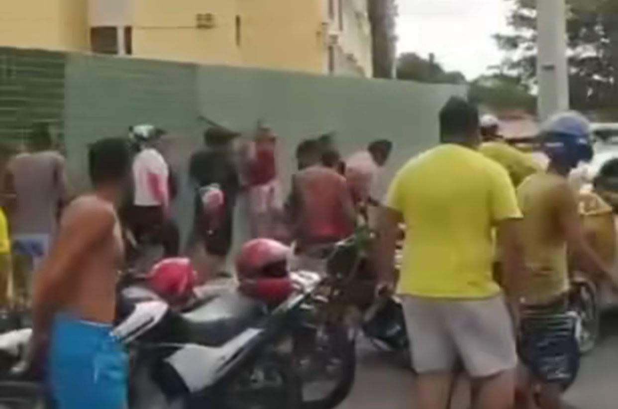 Populares tentando linchar o autor do crime