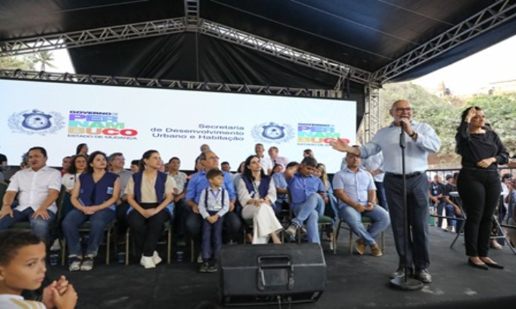 O reitor Alfredo Gomes e a gestora Isabelle Câmara, da startup Pluvi, incubada no Polo Tecnológico (Polotec) da Universidade Federal de Pernambuco (UFPE), participaram da cerimônia de assinatura das ordens de serviço/Foto: Widma Sandrelly O reitor Alfredo Gomes e a gestora Isabelle Câmara, da startup Pluvi, incubada no Polo Tecnológico (Polotec) da Universidade Federal de Pernambuco (UFPE), participaram da cerimônia de assinatura das ordens de serviço/Foto: Widma Sandrelly