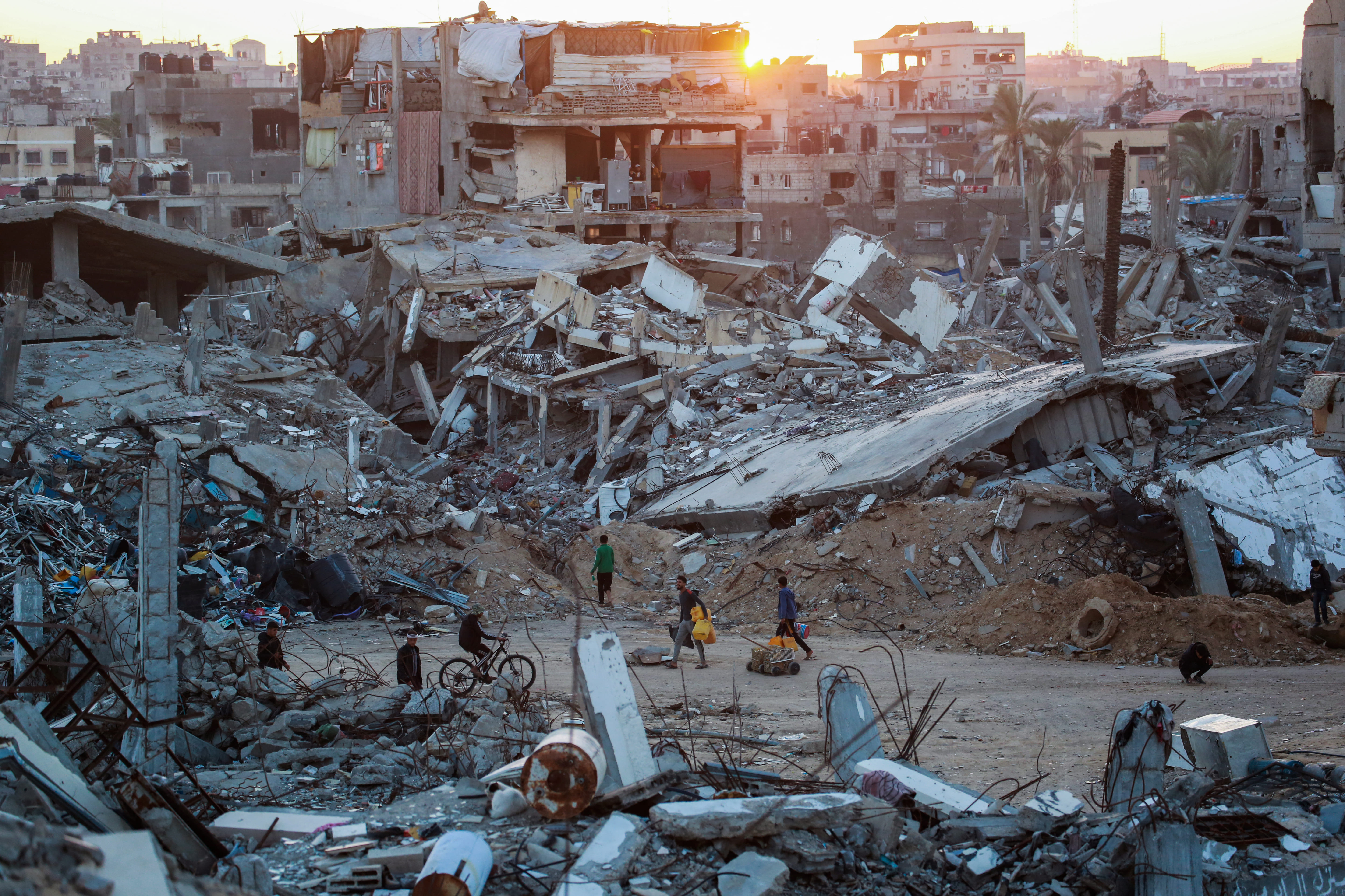 Palestinos caminham em um bairro devastado devido aos ataques israelenses no sul da Faixa de Gaza/Foto: BASHAR TALEB/AFP Palestinos caminham em um bairro devastado devido aos ataques israelenses no sul da Faixa de Gaza/Foto: BASHAR TALEB/AFP