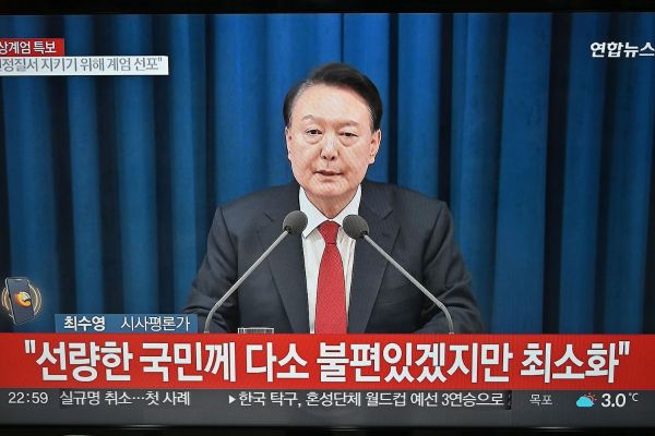 Uma tela de televisão exibe uma transmissão de notícias do presidente da Coreia do Sul, Yoon Suk Yeol, fazendo um discurso sobre lei marcial de emergência, em Goyang, noroeste de Seul./Foto: JUNG YEON-JEAFP Uma tela de televisão exibe uma transmissão de notícias do presidente da Coreia do Sul, Yoon Suk Yeol, fazendo um discurso sobre lei marcial de emergência, em Goyang, noroeste de Seul./Foto: JUNG YEON-JEAFP