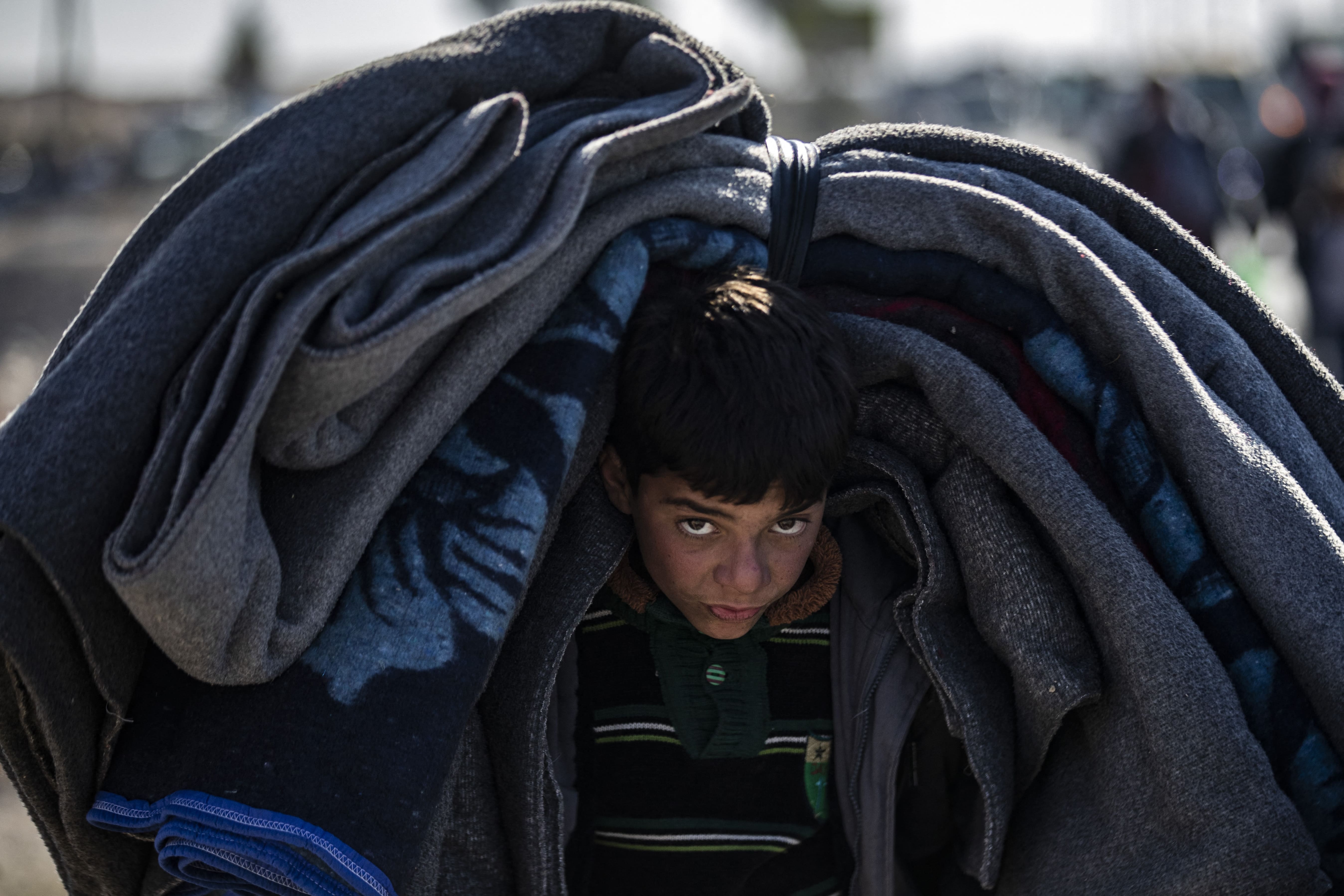 Criança curda síria fugindo com sua família de sua casa nos arredores da cidade de Aleppo, no norte, depois de terem sido sequestrados por rebeldes liderados por islâmicos/Foto: DELIL SOULEIMAN/AFP Criança curda síria fugindo com sua família de sua casa nos arredores da cidade de Aleppo, no norte, depois de terem sido sequestrados por rebeldes liderados por islâmicos/Foto: DELIL SOULEIMAN/AFP