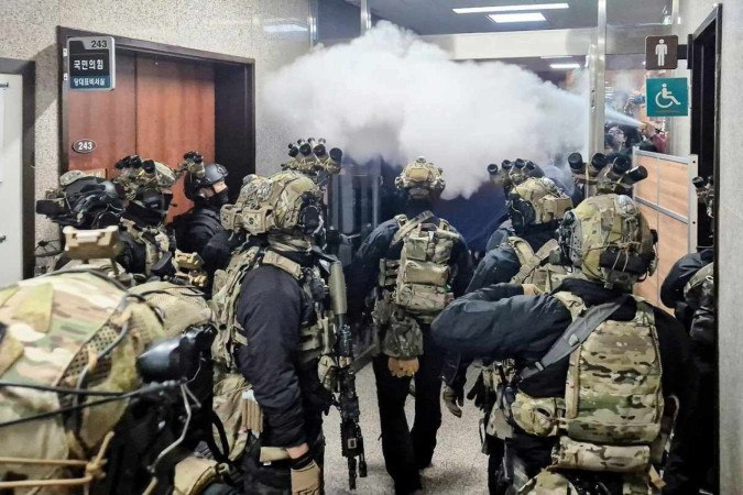 Militares tentam entrar no salão principal da Assembleia Nacional em Seul depois que o presidente da Coreia do Sul, Yoon Sukyeol, declarou lei marcial/foto: AFP Militares tentam entrar no salão principal da Assembleia Nacional em Seul depois que o presidente da Coreia do Sul, Yoon Sukyeol, declarou lei marcial/foto: AFP