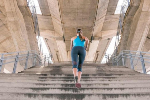 Pessoas com dificuldades em adotar uma rotina fixa de atividades físicas que substituem situações do dia a dia por outras que as obrigam a algum tipo de exercício/Crédito: Freepik Pessoas com dificuldades em adotar uma rotina fixa de atividades físicas que substituem situações do dia a dia por outras que as obrigam a algum tipo de exercício/Crédito: Freepik