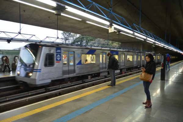 Desde às 06h38 (horário de Beasília) que a linha verde do metrô de São Paulo está operando com velocidade reduzida/Crédito: Rovena Rosa / Agência Brasil Desde às 06h38 (horário de Beasília) que a linha verde do metrô de São Paulo está operando com velocidade reduzida/Crédito: Rovena Rosa / Agência Brasil