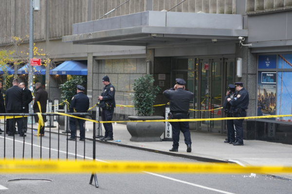 A polícia responde quando o CEO da UnitedHealthcare Brian Thompson, 50, foi baleado ao entrar no New York Hilton/Crédito: BRYAN R. SMITH / AFP A polícia responde quando o CEO da UnitedHealthcare Brian Thompson, 50, foi baleado ao entrar no New York Hilton/Crédito: BRYAN R. SMITH / AFP