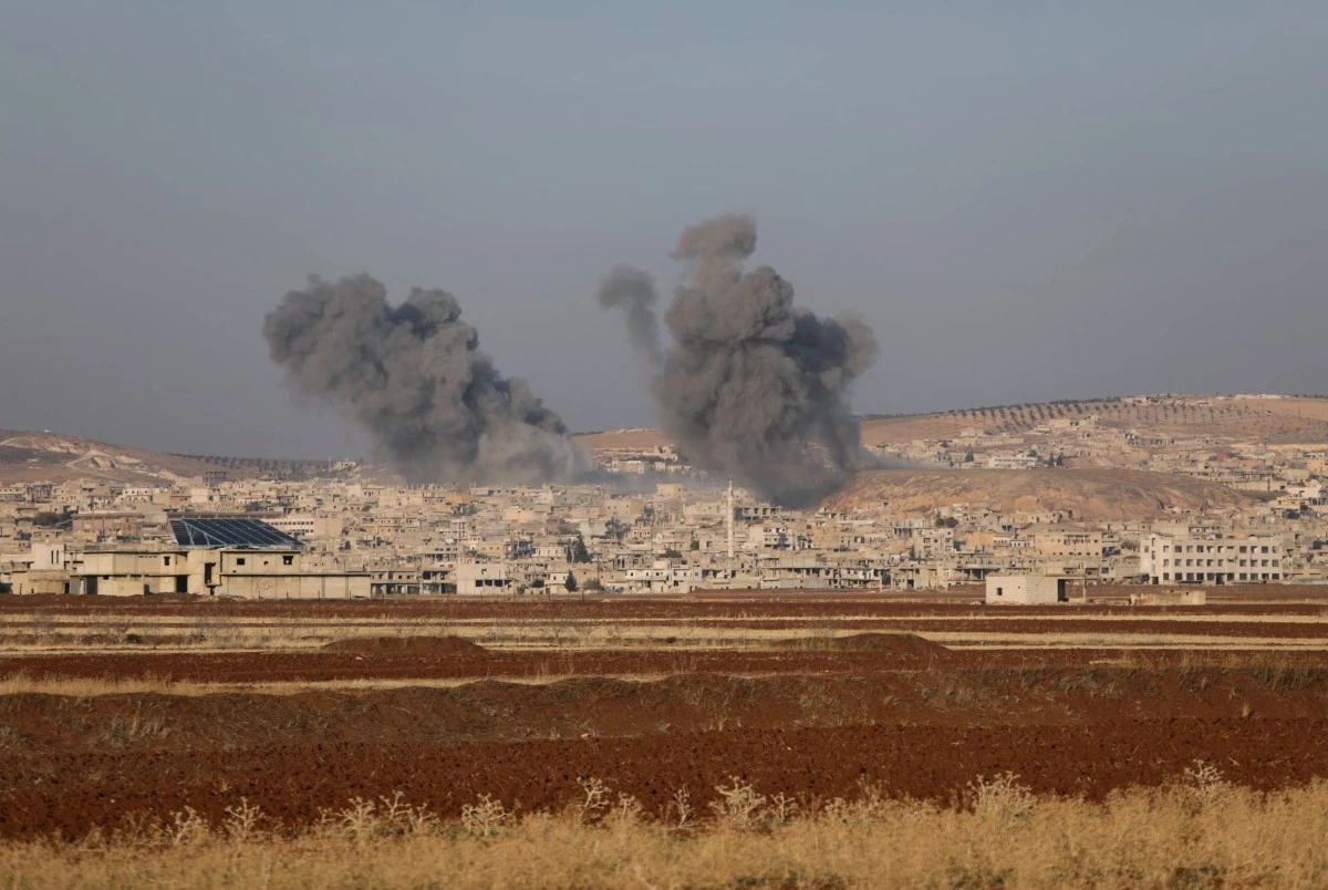 Fumaça sobe na cidade síria de Suran, entre Aleppo e Hama/Foto: BAKR ALKASEM/AFP Fumaça sobe na cidade síria de Suran, entre Aleppo e Hama/Foto: BAKR ALKASEM/AFP