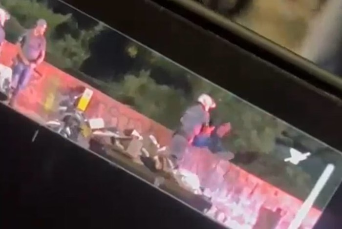 O homem foi arremessado de uma ponte em um córrego, em Cidade Ademar, na zona sul da capital paulista/foto: Reprodução O homem foi arremessado de uma ponte em um córrego, em Cidade Ademar, na zona sul da capital paulista/foto: Reprodução