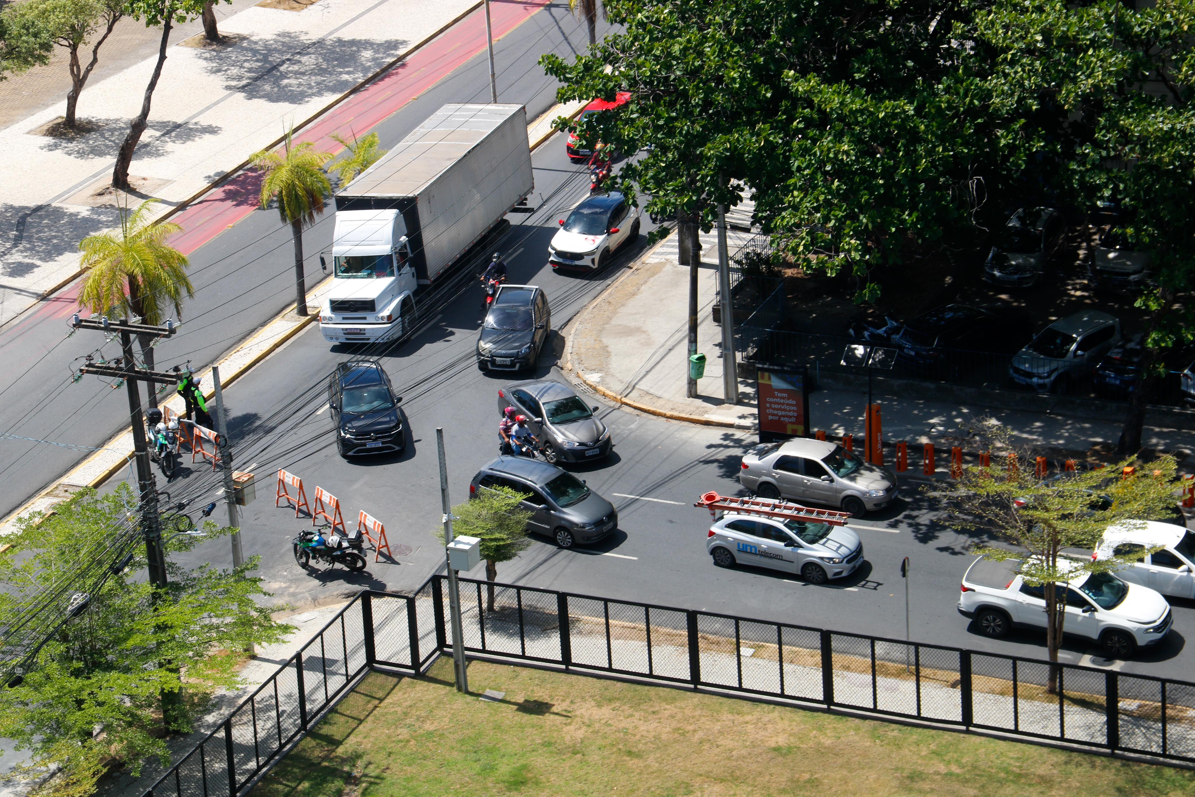 Trânsito foi desviado por causa da obra na Rua da Aurora/Foto: Marina Torres/DP