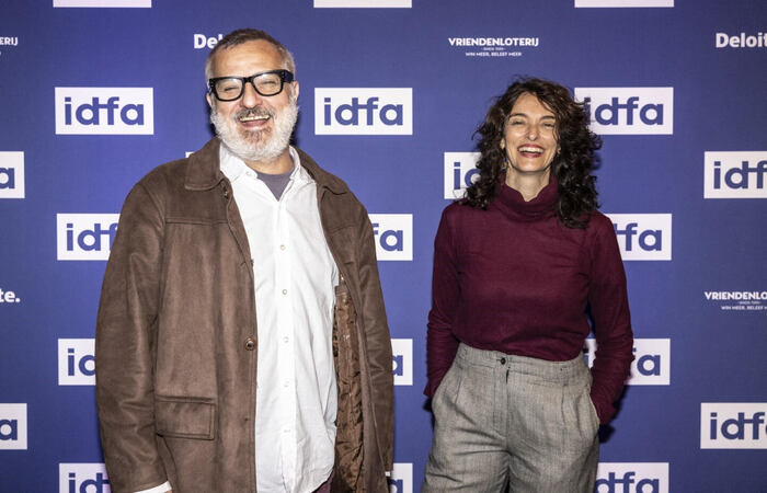 /Os diretores Lírio Ferreira e Carolina Sá no festival IDFA, na Holanda. Divulgação
