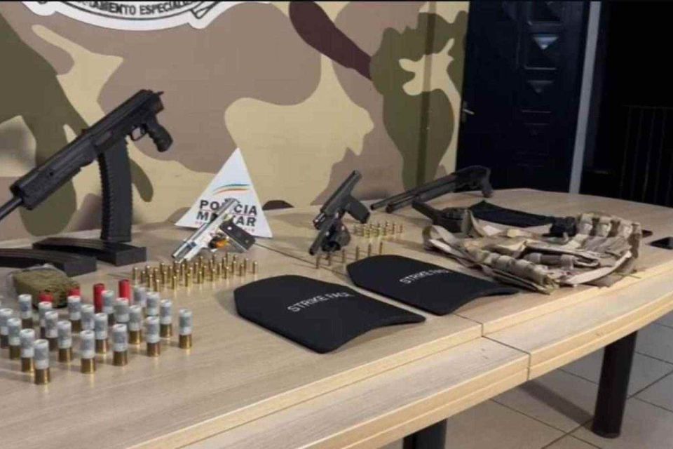 Polícia apreendeu armas, munições e drogas durante operação/Crédito: PMMG/Divulgação Polícia apreendeu armas, munições e drogas durante operação/Crédito: PMMG/Divulgação