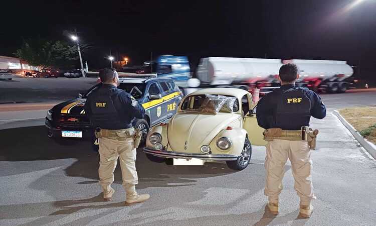O flagrante ocorreu na abordagem a um Fusca na BR-232, em São Caetano, no Agreste de Pernambuco/Foto: Divulgação/PRF O flagrante ocorreu na abordagem a um Fusca na BR-232, em São Caetano, no Agreste de Pernambuco/Foto: Divulgação/PRF