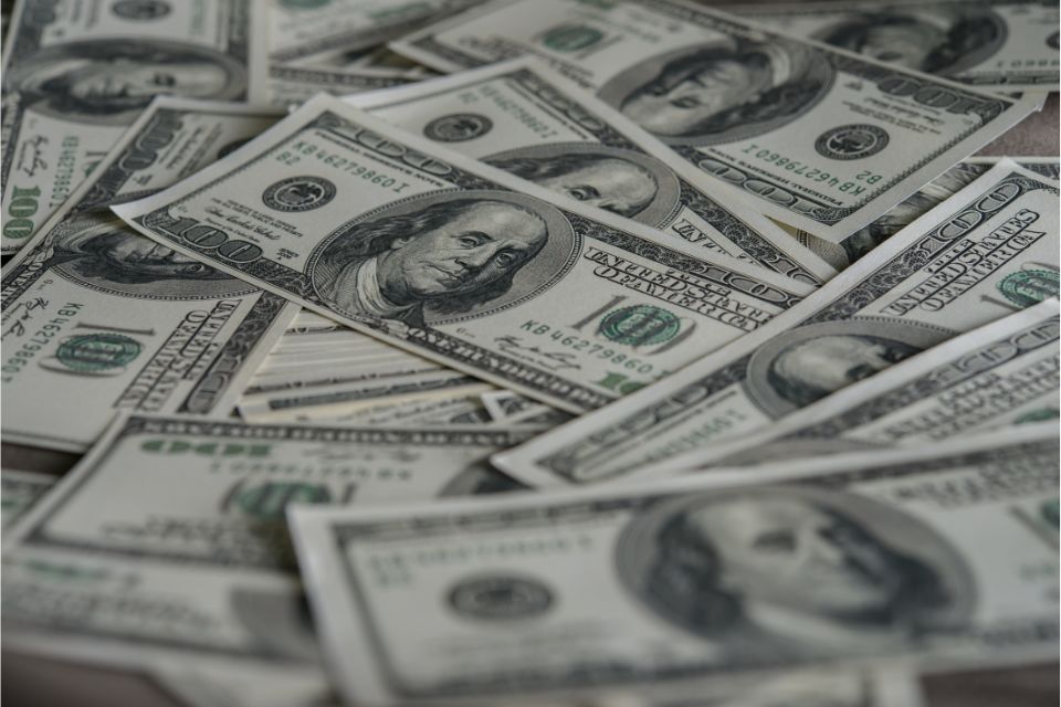 Por volta das 12h40, a moeda americana recuava 1,22%/Crédito: Freepik Por volta das 12h40, a moeda americana recuava 1,22%/Crédito: Freepik