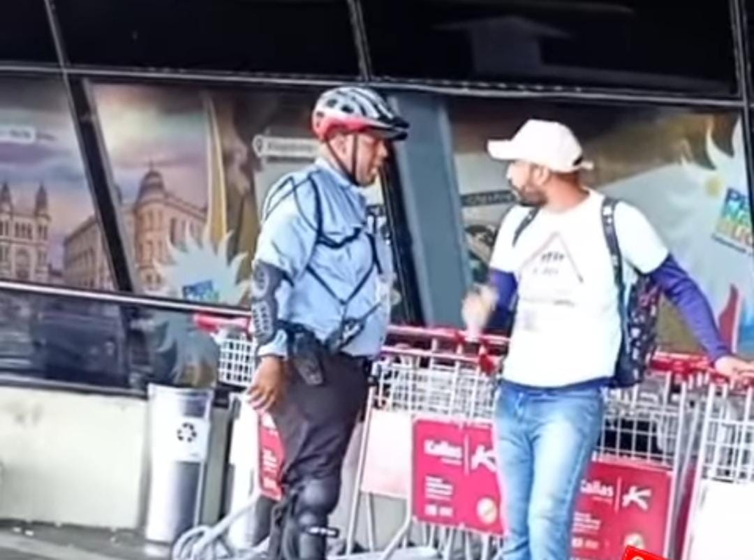 Nas imagens, feitas por pessoas que passavam pelo local, é possível ver o vigilante e o vendedor discutindo, antes de iniciarem uma briga física/Foto: Reprodução/Instragram