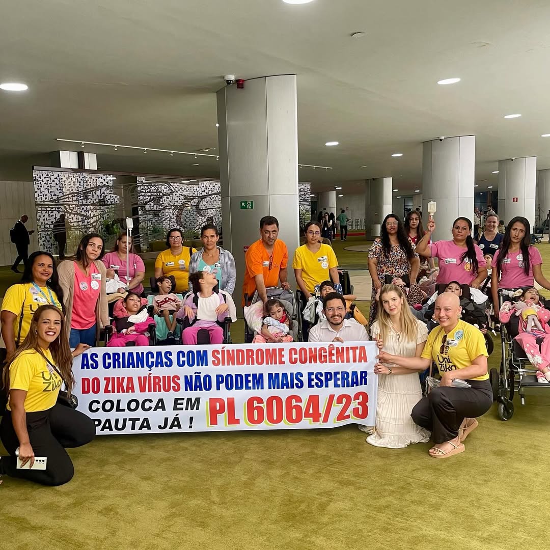 Pessoas com deficiência derivadas do Zika vírus, familiares e ativistas foram a Brasília acompanhar votação de projeto de lei na Câmara dos Deputados/Reprodução/União Mãe de Anjos em Pernambuco Pessoas com deficiência derivadas do Zika vírus, familiares e ativistas foram a Brasília acompanhar votação de projeto de lei na Câmara dos Deputados/Reprodução/União Mãe de Anjos em Pernambuco