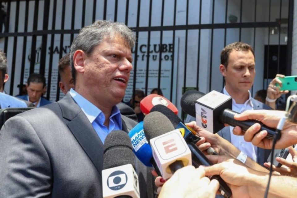 Governador Tarcísio Gomes de Freitas agora diz acreditar que as câmeras corporais para os policiais protegem a sociedade e os agentes da segurança pública. Foram precisos dois flagrantes de truculência de PMs para que mudasse de ideia/Crédito: Fernanda Luz/Governo de São Paulo Governador Tarcísio Gomes de Freitas agora diz acreditar que as câmeras corporais para os policiais protegem a sociedade e os agentes da segurança pública. Foram precisos dois flagrantes de truculência de PMs para que mudasse de ideia/Crédito: Fernanda Luz/Governo de São Paulo
