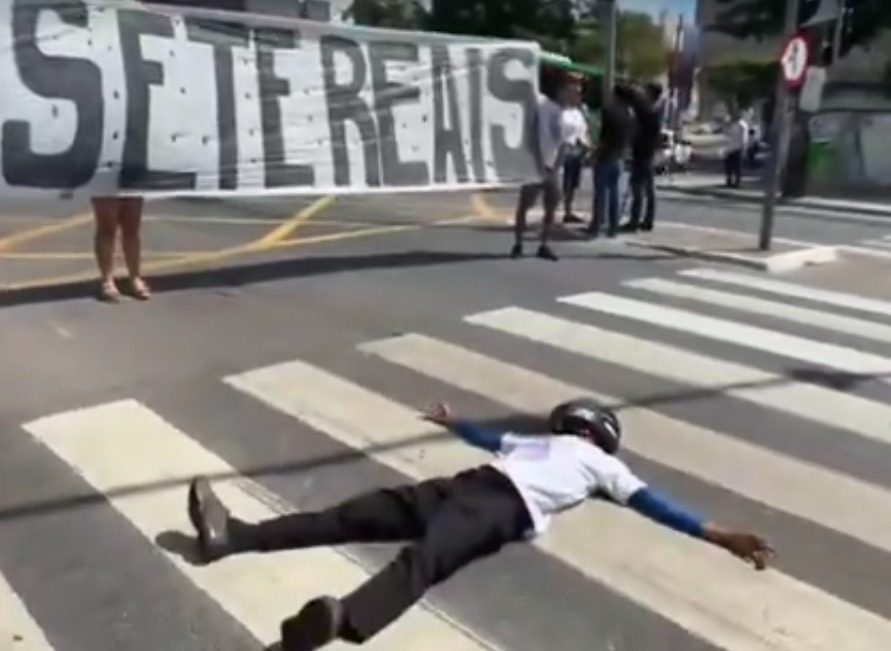 Durante o protesto, profissionais que trabalham em aplicativos participaram do ato e encenaram o crime num cruzamento da Avenida Agamenon Magalhães/Foto: Reprodução/Redes sociais