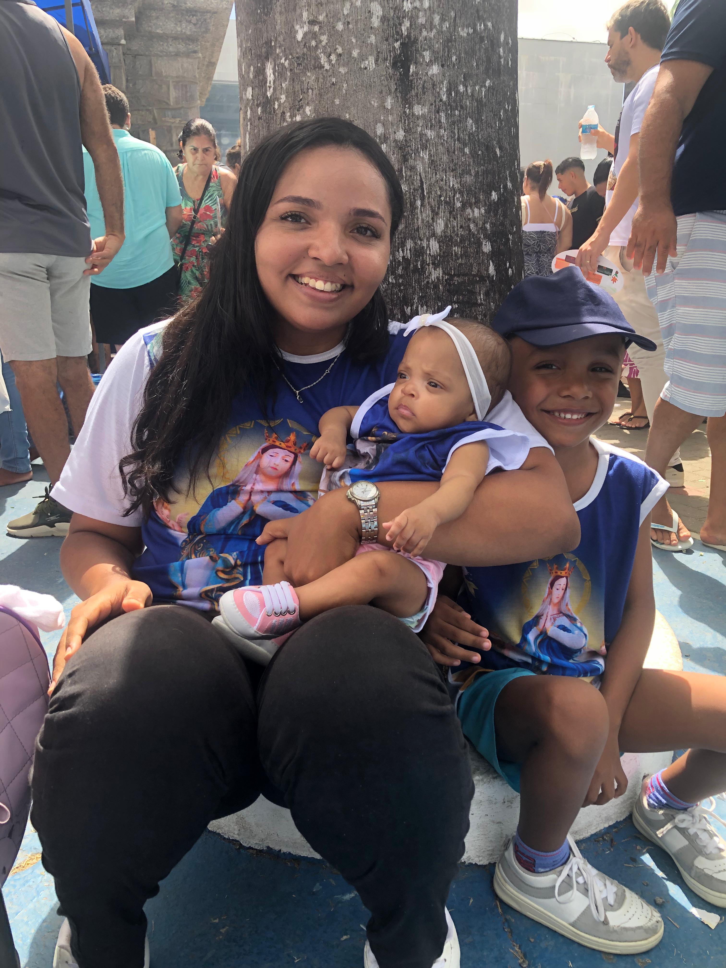 Aryane e seus filhos, João Miguel e Maria Júlia