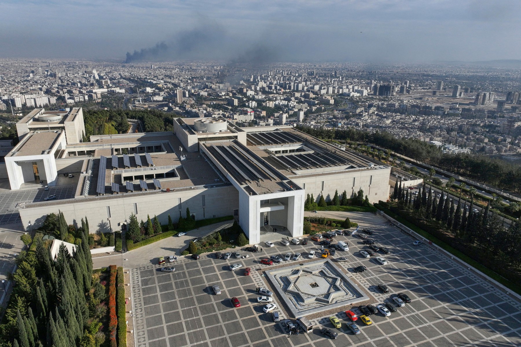 Palácio presidencial sírio no Monte Qasyoun, em Damasco, em 8 de dezembro de 2024, depois que rebeldes liderados por islâmicos declararam que tomaram a capital síria em uma ofensiva relâmpago, fazendo com que o presidente Bashar al-Assad fugisse e encerrando cinco décadas de governo do Baath na Síria/Foto: OMAR HAJ KADOUR/AFP Palácio presidencial sírio no Monte Qasyoun, em Damasco, em 8 de dezembro de 2024, depois que rebeldes liderados por islâmicos declararam que tomaram a capital síria em uma ofensiva relâmpago, fazendo com que o presidente Bashar al-Assad fugisse e encerrando cinco décadas de governo do Baath na Síria/Foto: OMAR HAJ KADOUR/AFP