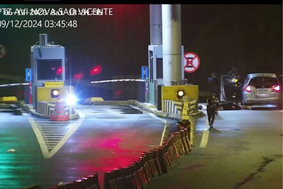 Passageiros foram feitos de reféns no momento em que aconteceu o assalto/Crédito: Reprodução Passageiros foram feitos de reféns no momento em que aconteceu o assalto/Crédito: Reprodução