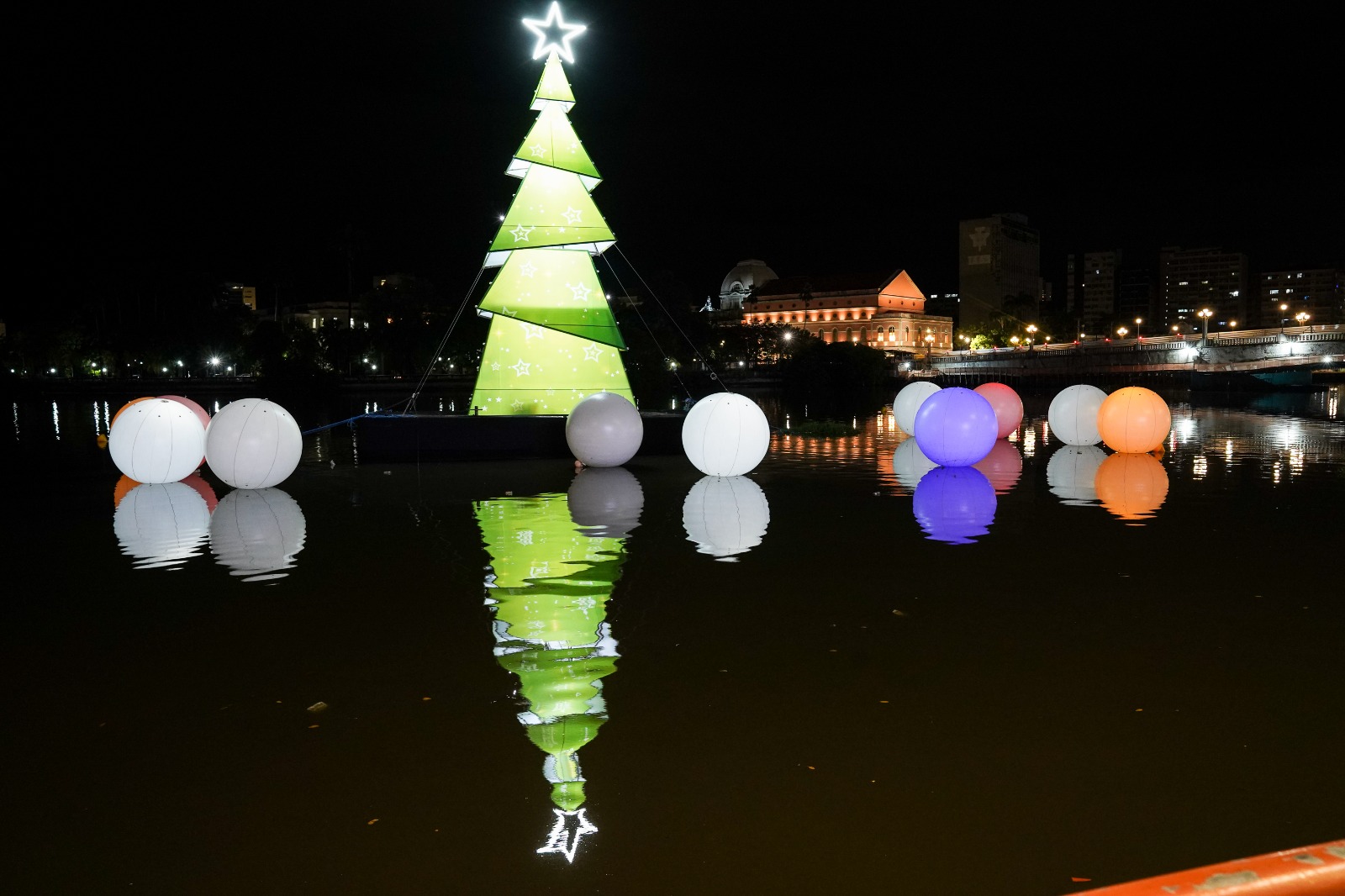 Iluminação natalina da Assembleia será inagurada amanhã/Foto: Alepe Iluminação natalina da Assembleia será inagurada amanhã/Foto: Alepe