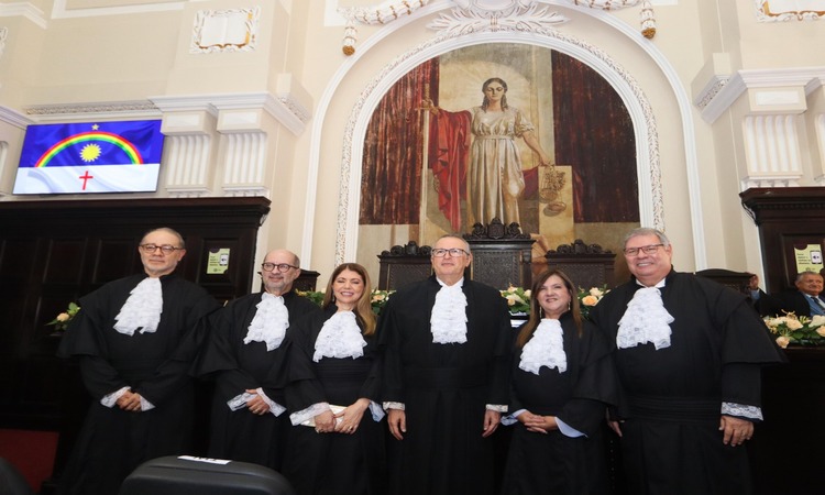 Os novos desembargadores empossados são: Élio Braz Mendes, Virgínio Carneiro Leão, Andréa Epaminondas Tenório de Brito, Airton Mozart Valadares Vieira Pires, Ângela Cristina de Norões Lins Cavalcanti e Marcelo Russell Wanderley/Foto: Priscilla Melo/DP foto