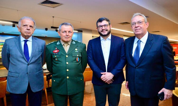 O Comandante do Exército Brasileiro, general Tomás Miguel Miné Ribeiro Paiva, recebeu o Título Honorífico de Cidadão Pernambucano em sessão solene, nesta segunda (9)/Foto: Lucas Patrício O Comandante do Exército Brasileiro, general Tomás Miguel Miné Ribeiro Paiva, recebeu o Título Honorífico de Cidadão Pernambucano em sessão solene, nesta segunda (9)/Foto: Lucas Patrício