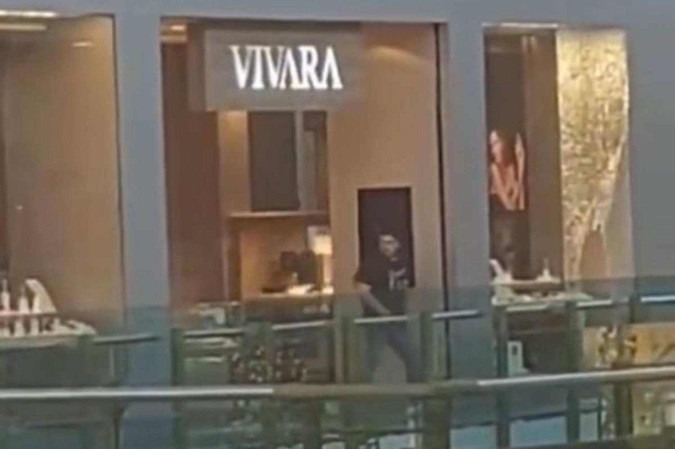 Em um vídeo, que viralizou nas redes sociais, dois bandidos aparecem na frente da loja, que está com o vidro da vitrine quebrado/foto: Reprodução/Redes Sociais Em um vídeo, que viralizou nas redes sociais, dois bandidos aparecem na frente da loja, que está com o vidro da vitrine quebrado/foto: Reprodução/Redes Sociais