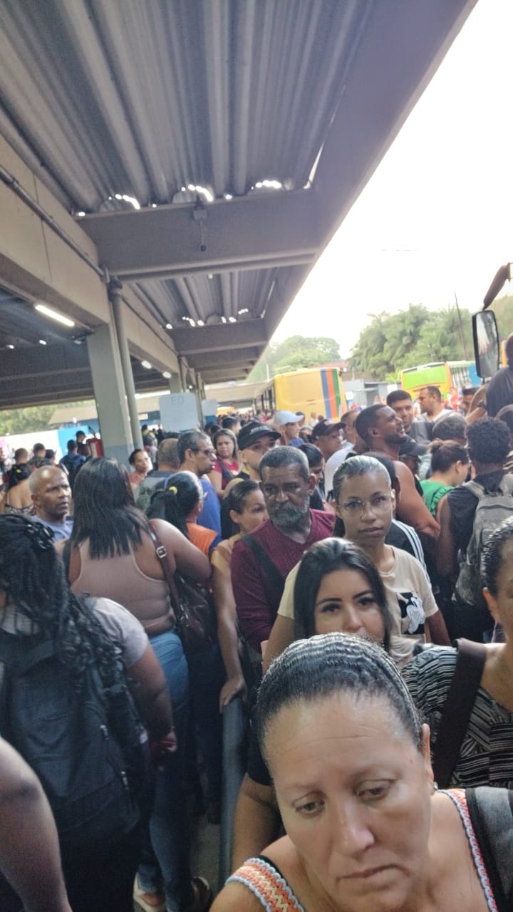 Multidão tentou pegar ônibus
