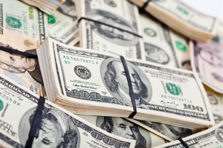 Esta foi a terceira venda de dólares no mercado à vista promovida pelo Banco Central desde sexta-feira (13/12), mas moeda americana não cede/Crédito: Freepik Esta foi a terceira venda de dólares no mercado à vista promovida pelo Banco Central desde sexta-feira (13/12), mas moeda americana não cede/Crédito: Freepik